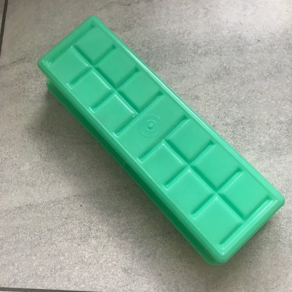 Tupperware Celery Keeper - Picture 2 of 4